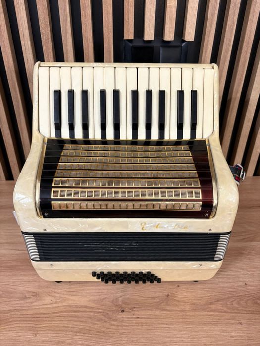 Acordeon Weltmeister cu 32 de basi
