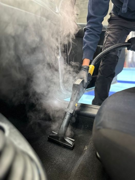 Профессиональная химчистка — ваш салон в идеальном состоянии.