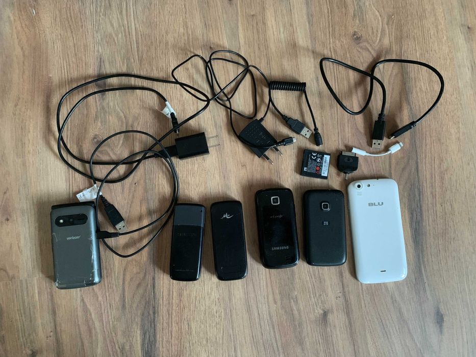 Различни телефони от старите модели с кабели. Без белият телефон