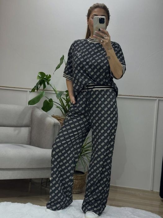 Compleu Guess 
Marimi L
Preț 240 lei
