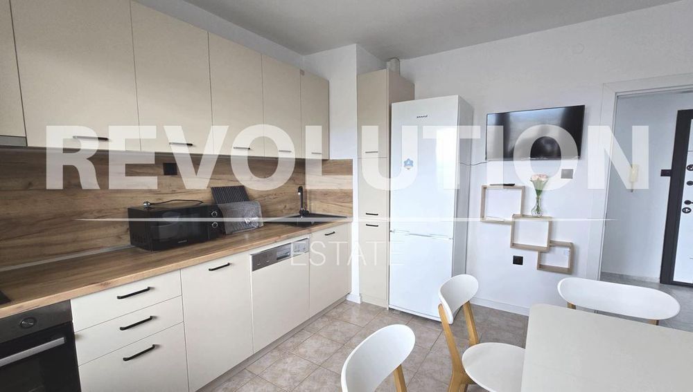 Дава се под наем Тристаен апартамент в Варна, Център - 80 кв.м за 750 € - Снимка #1