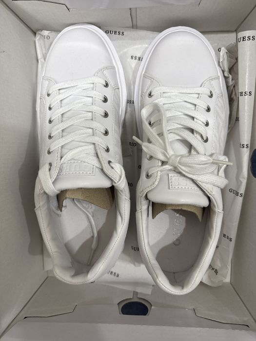 Кроссовки новые от Guess