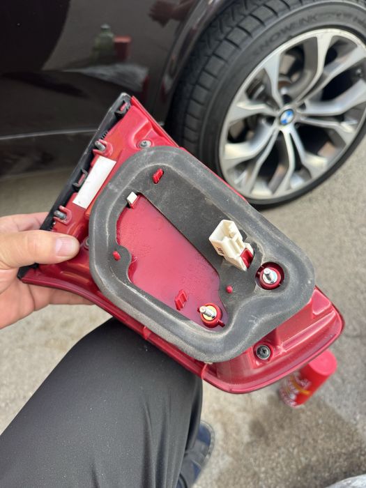 Задный стоп диоды горят