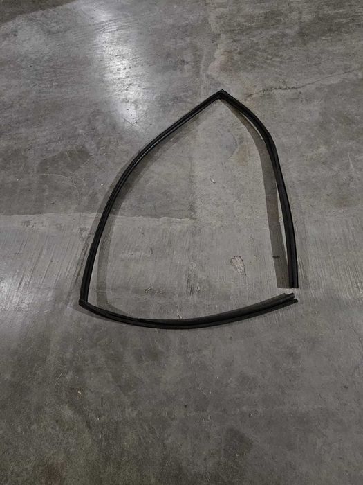 Уплътнение стъкло предна лява врата Toyota auris