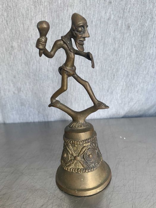 стара бронзова фигурка във формата на камбана,