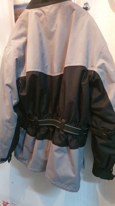 Geaca moto cu protectii hard detasabile