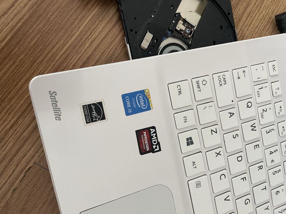 Laptop Toshiba Salellite Slim intel core i5,Display 15,6 inch led.4gb ram ddr3,,Windows 10 Pro,320gb m.,Nu funcționează 3 taste A,B,N.