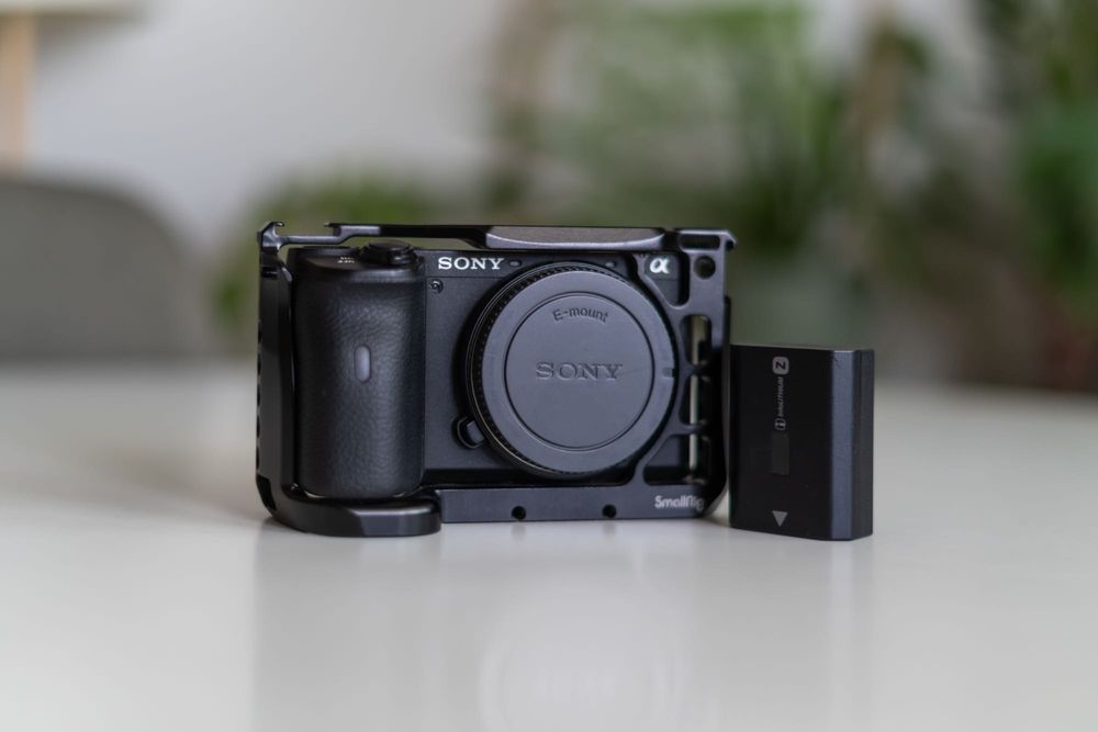 Body Sony A6600 + Cage SmallRig + Acumulator