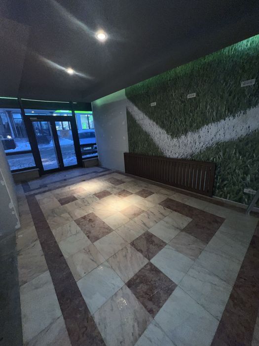 Inchiriez spatii comerciale , atat la parter cat si la etaj .