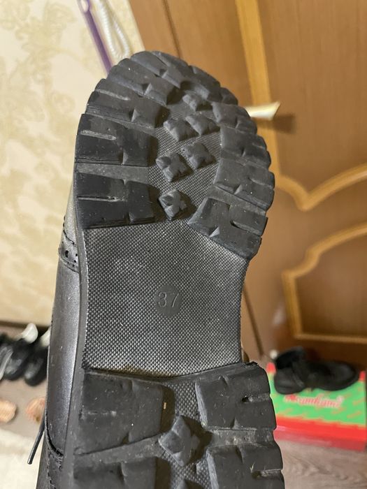 Продам ботинки женские