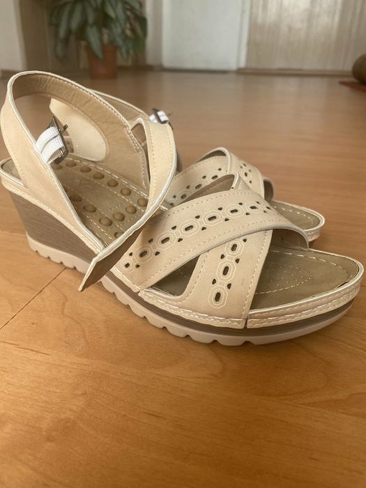 Удобни бежови сандали