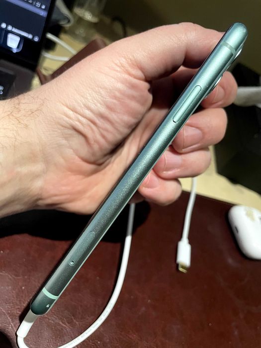 iPhone 11 64GB • Stare Foarte Bună • Baterie 84% • Full Box