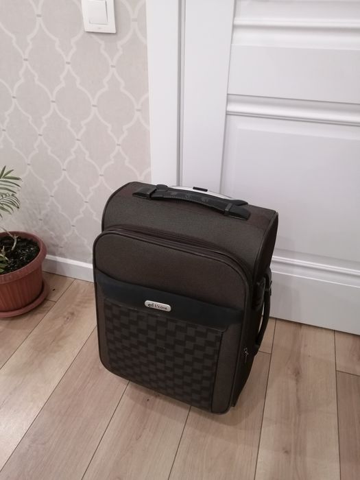 Продам чемодан 60см на 40см.