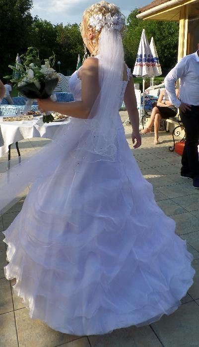 Булчинска рокля, воал и декоративно цвете за коса