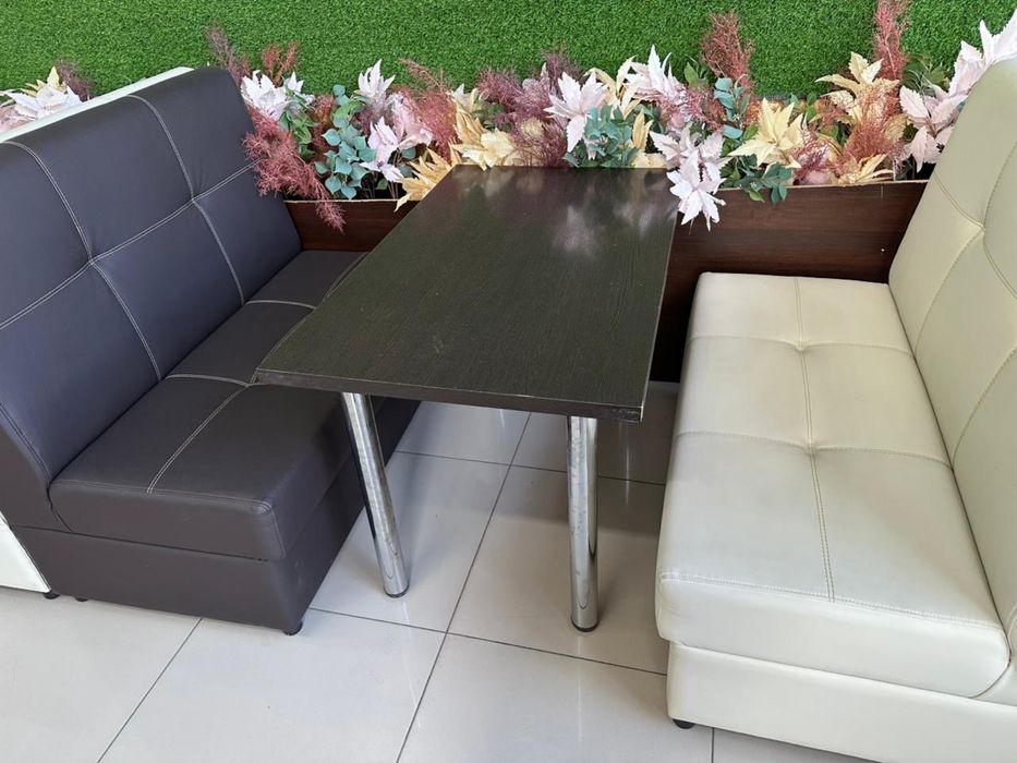 Диван для кафе, в отличном состоянии