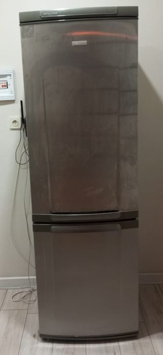 Холодильник Электролюкс.