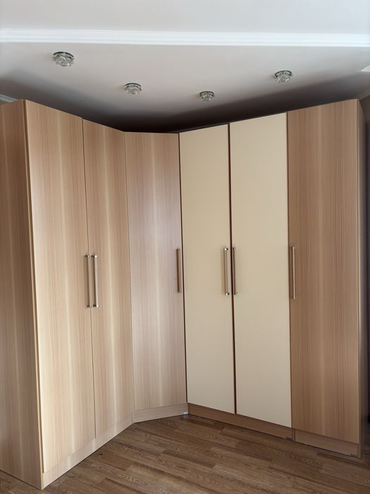 Продам угловой шифонер хорошего качества помещается очень много вещей