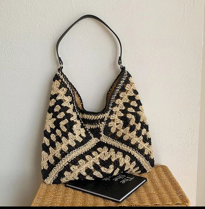 Чанта тип шопър черна с бежово