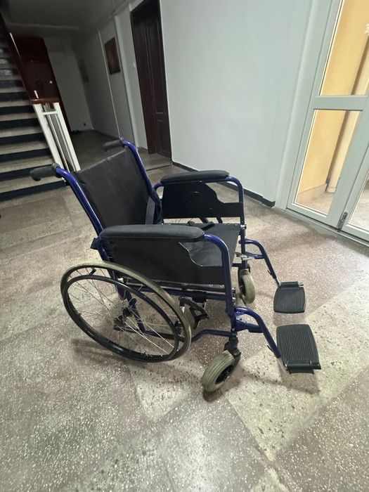 Cărucior cu rotile / fotoliu rulant pentru persoane cu dizabilități