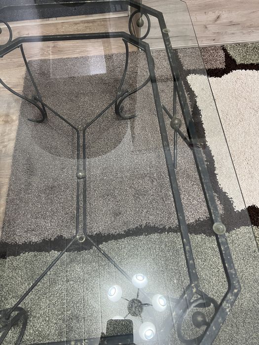 Masă din sticlă cu structură metalică