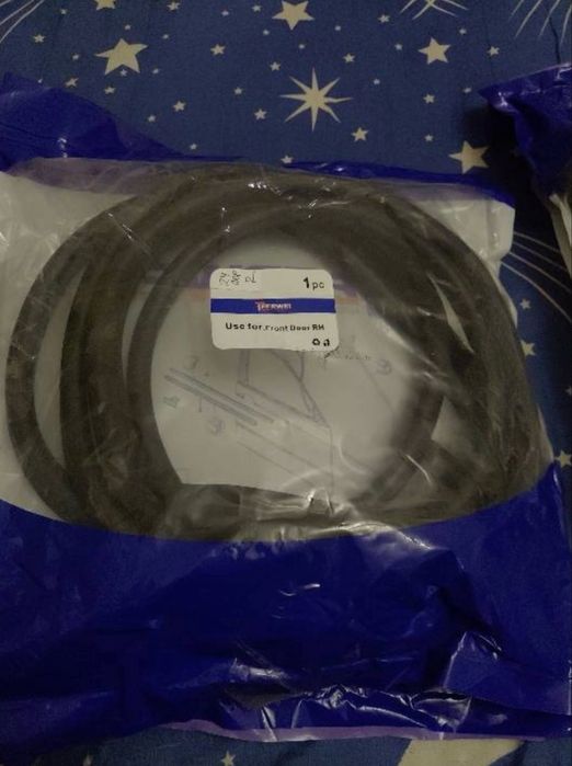 Продам уплотнители для дверей 124 мерседеса