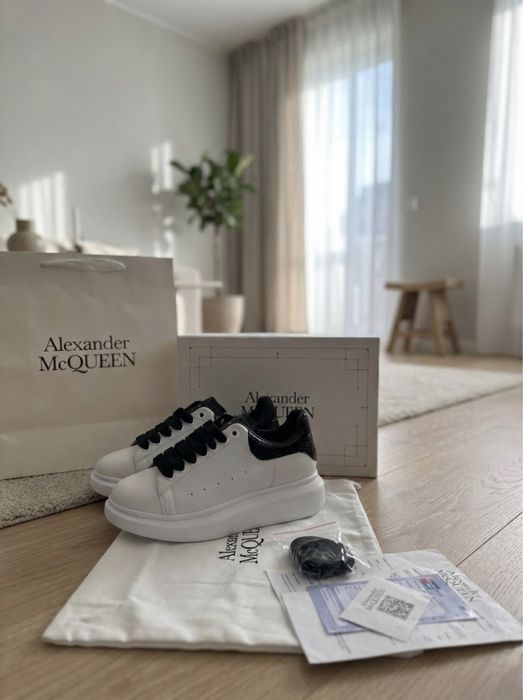 Adidasi Alexander M C Q U E E N Piele Neagra