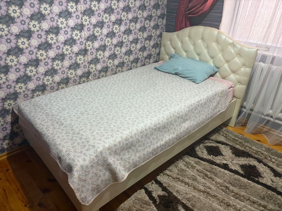 Спальная кровать с матрасом