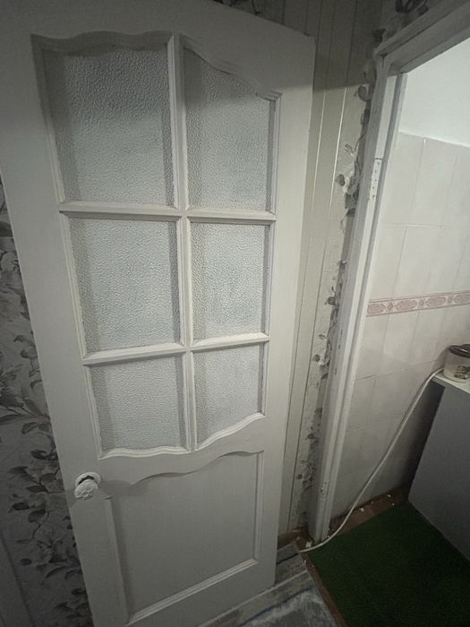 Деревяная белая дверь