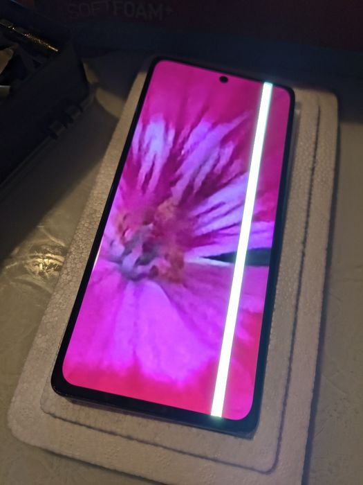 Două display-uri  Google Pixel 7 Pro cu defecte