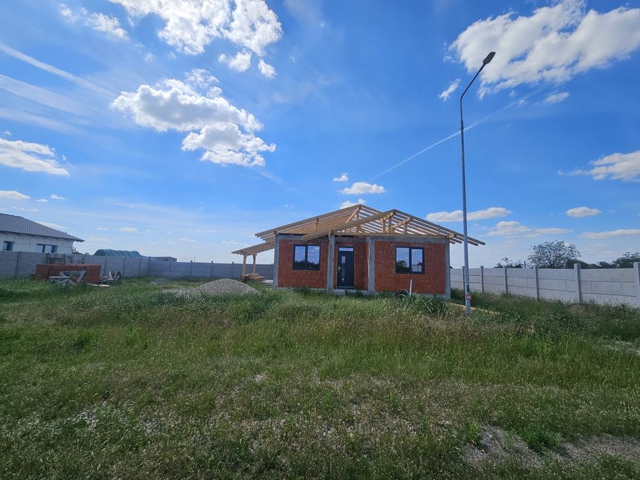 Casă la roșu de vânzare în Leș 

Se oferă spre vânzare casă la roșu situată în localitatea Leș, într-o zonă liniștită