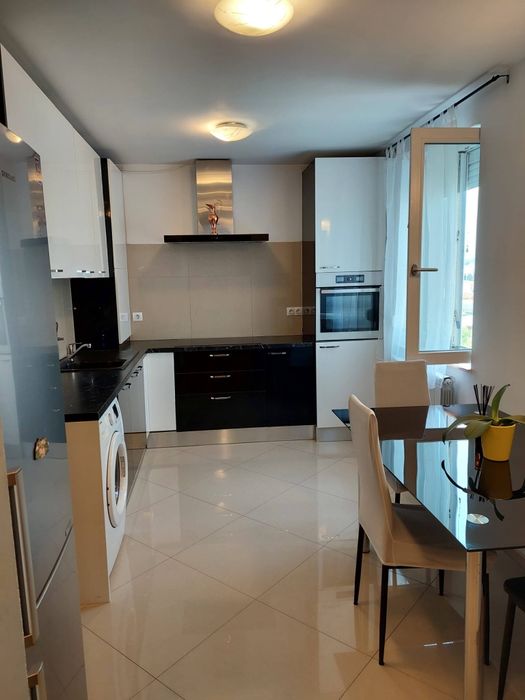 Inchiriez apartament cu 2 camere (64mp)