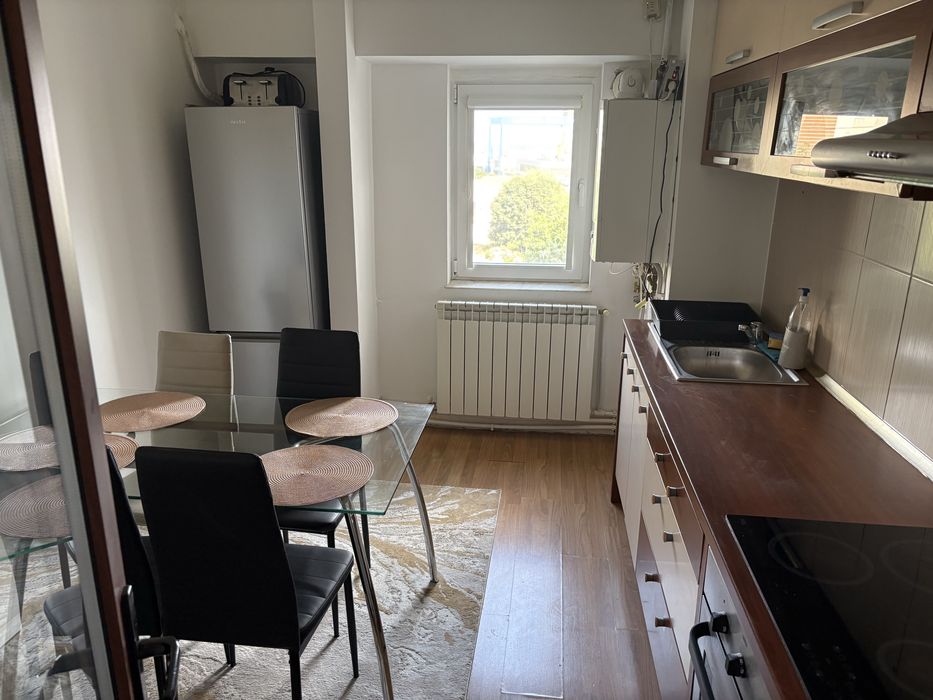 De inchiriat ap 3 camere decom zon gara-termen lung;bl 1990;parcare gr