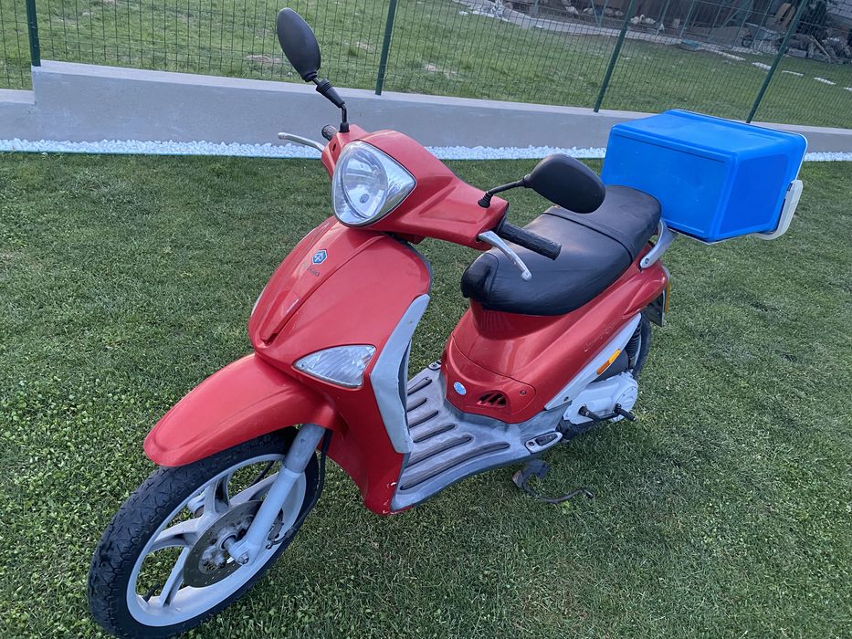 Scuter Puaggio Liberty, transport pizza.
