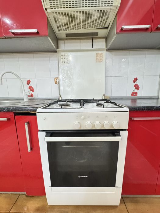 Кухня б/у, красного цвета,