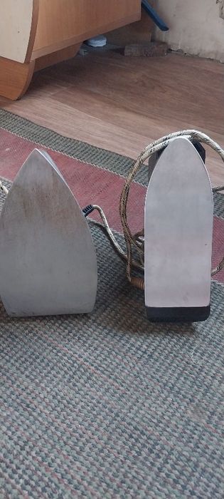 Продам 2старых утюгом обе рабочие