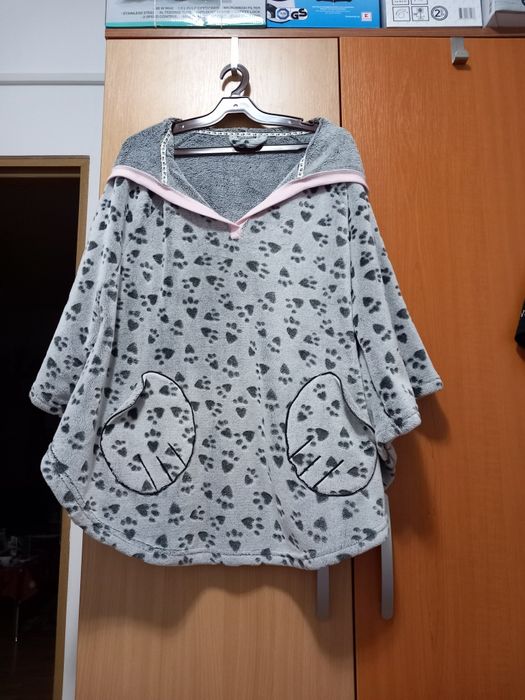Poncho pentru dama din material pufos cu gluga