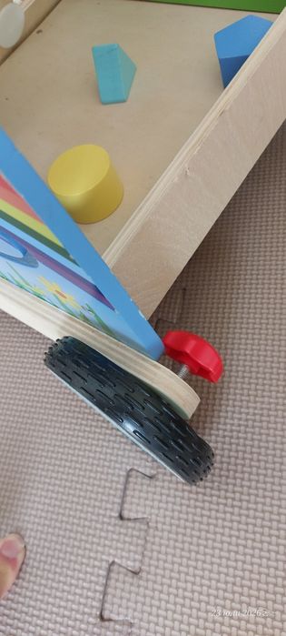 Продавам дървена детска проходилка