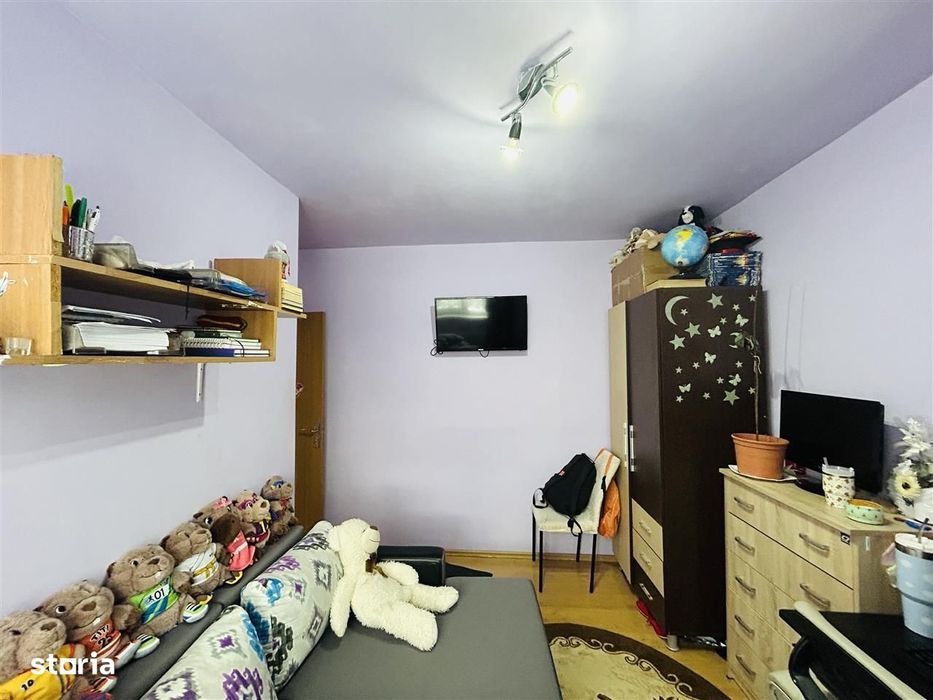 Apartament la vila, cu 3 camere si balcon, etaj 1, zona buna