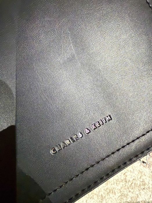 Чёрная сумка Charles & Keith