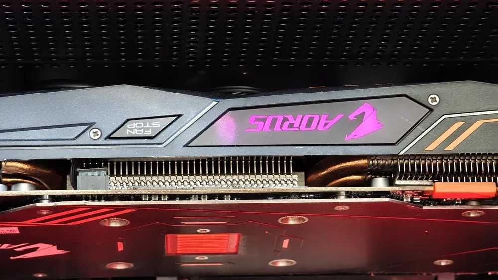 Продавам видеокарта GIGABYTE GTX 1070Ti AORUS 8GB