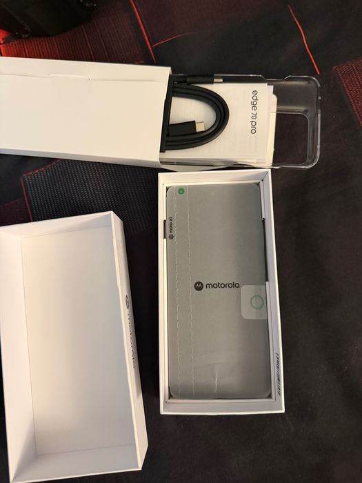 Продавам Motorola Edge 70 pro Чисто нова с гаранция 36 месеца+ Подарък тонколонка
