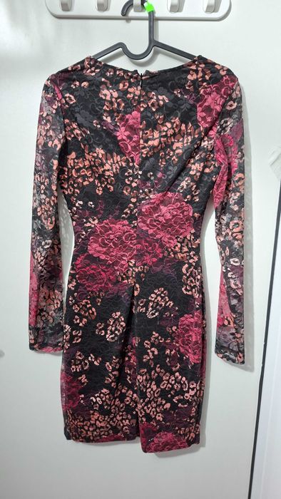 GUESS  с флорален принт в бордо тонове и драпиран детайл –EU 32