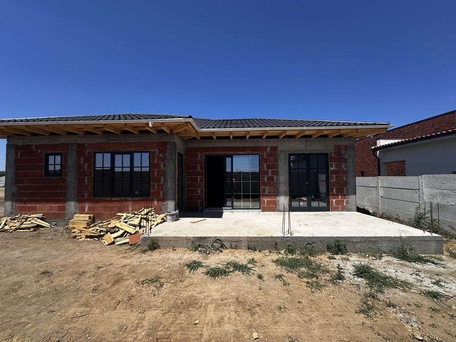 Casa parter, la rosu / Gaze, canalizare, curent si apa / zona Damila