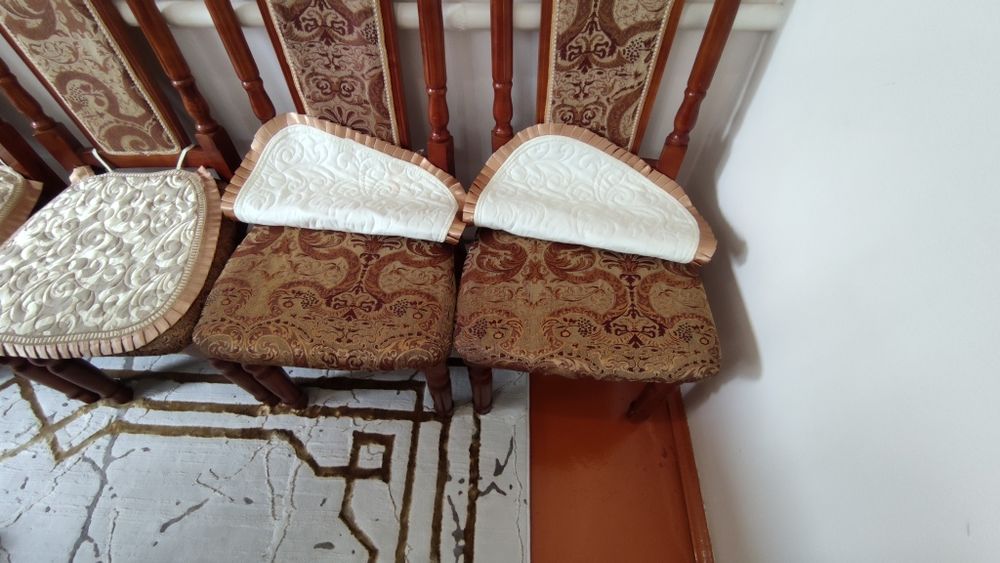 Стол со стульями