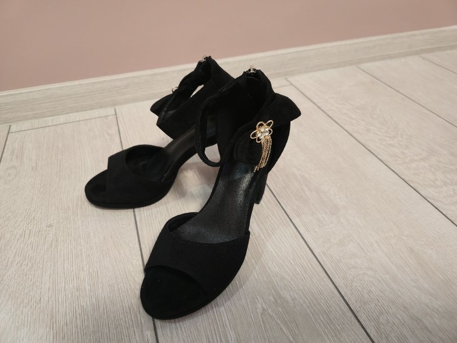 Елегантни дамски високи обувки с катарама ,Велурени