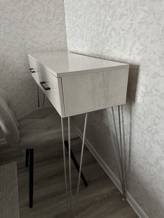 Продам столик-консоль