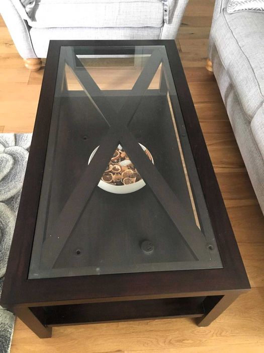 Масивна маса за хол със стъкло