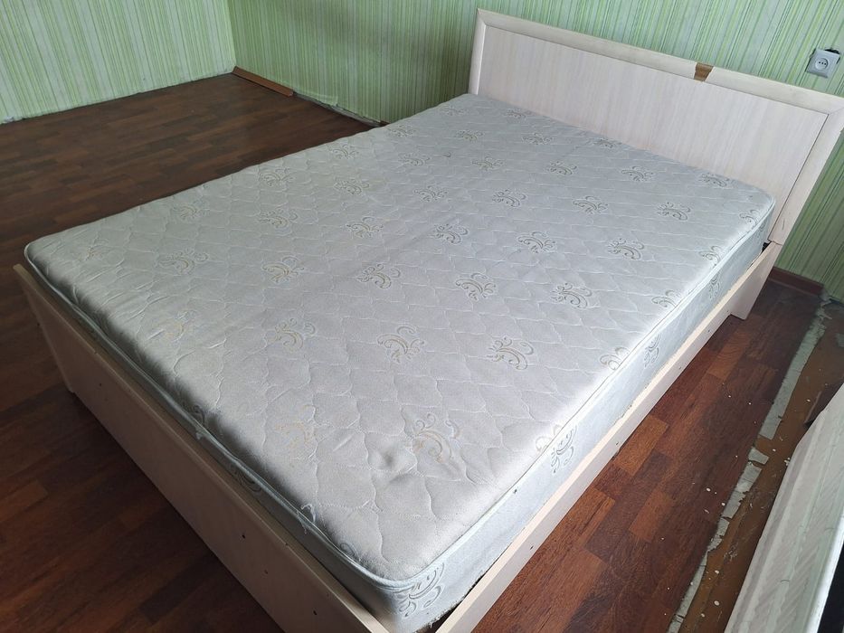 Двуспальная кровать