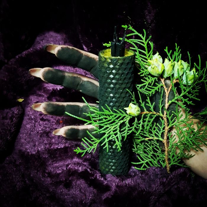 Чёрные катаные свечи из  натуральной вощины