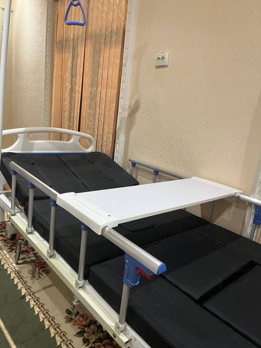 Медицинская кровать функциональная с подъемным механизмом и столиком